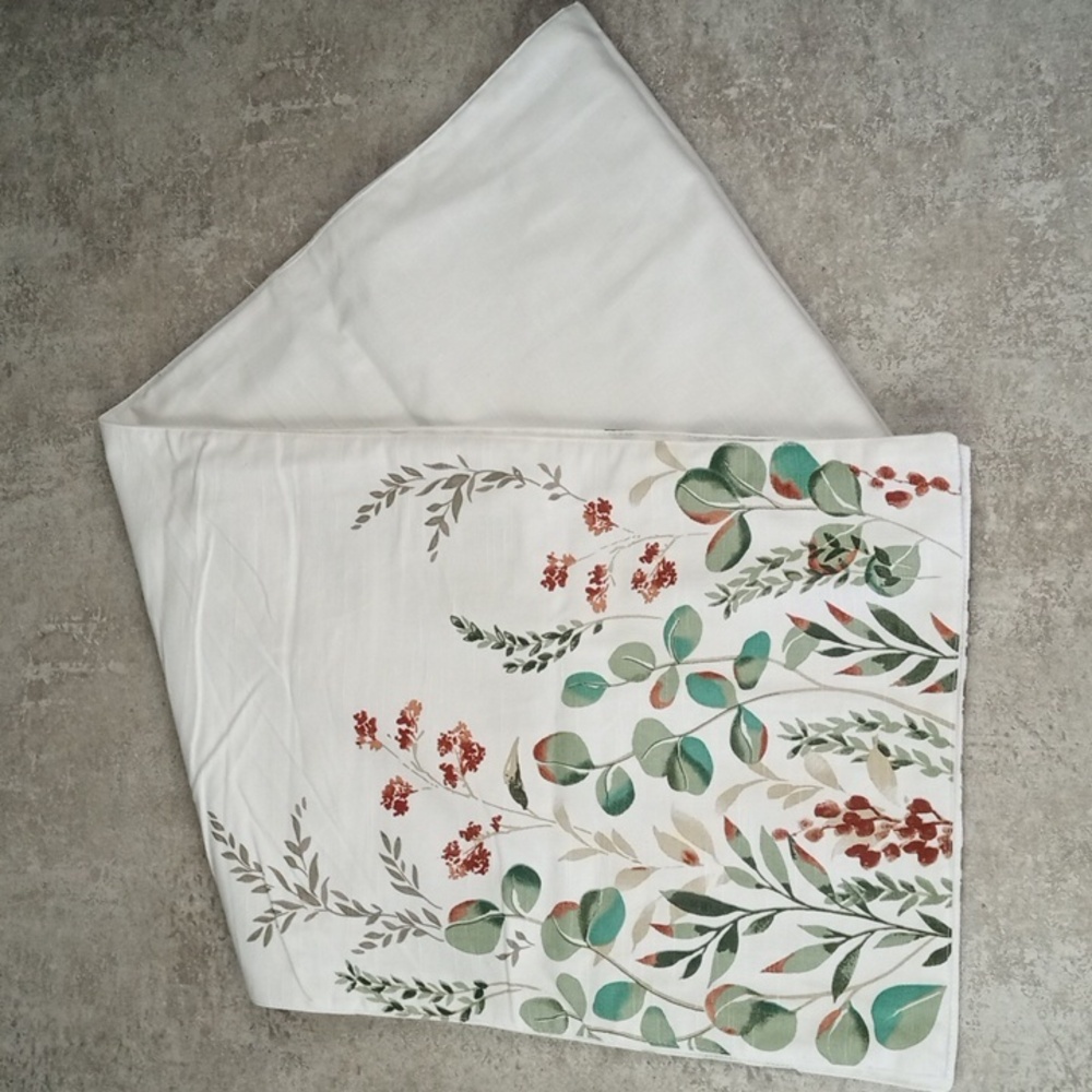 🌼 Floral White Table Runner
